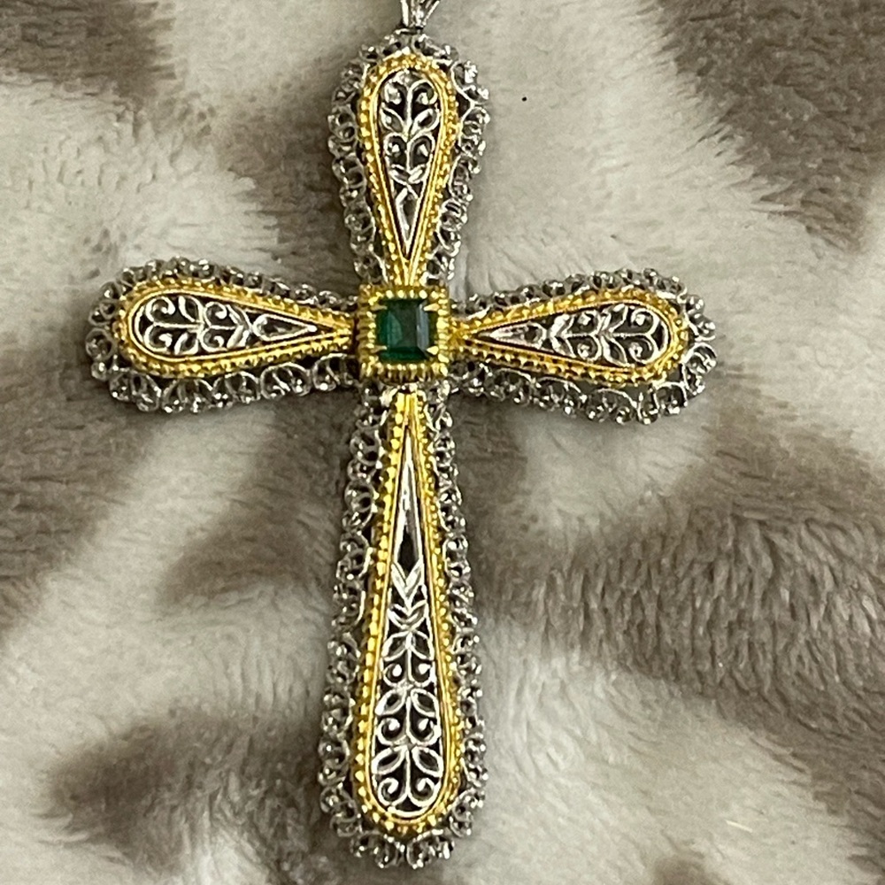 Filigree cross in 750 gold and 976 Platinum 23.4ct pure gold with Emerald